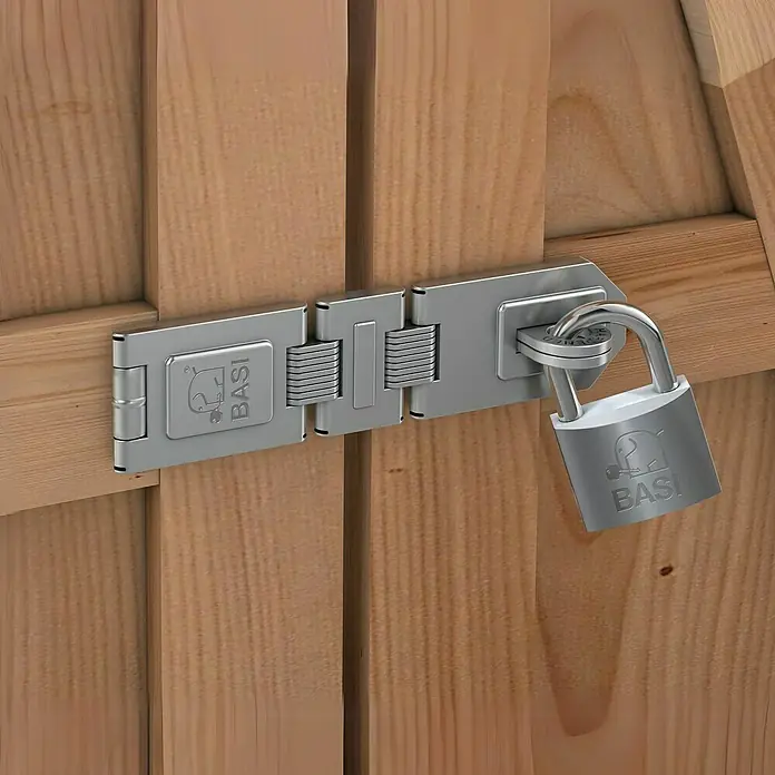 Basi Sicherheitsüberfalle SF 50 - L x B: 195 x 47 mm, Verzinkt - Silberne BASI Sicherheitsschließe und Vorhängeschloss an hellbraunen Holztüren.