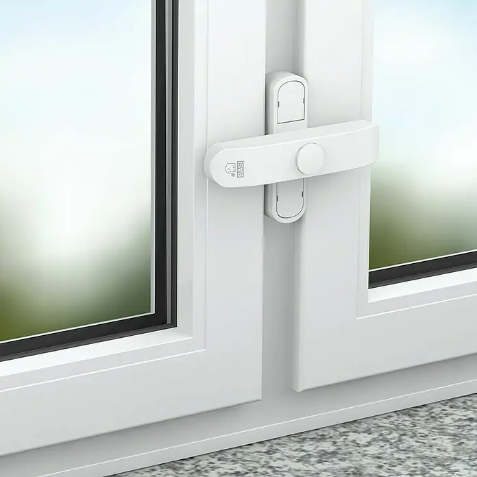 Basi Fenstersicherung FS 500 - Zweiflügelig, Weiß - Weißes Fenstersicherheitsschloss von BASI an einem weißen Fensterrahmen.