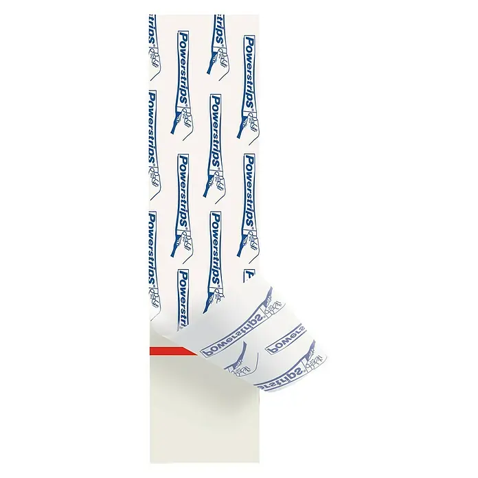 Tesa Powerstrips Tira autoadhesiva - 6 ud., Carga soportada: 3 kg - Primer plano de Powerstrips con impresión azul sobre fondo blanco, parcialmente desenrolladas del rollo.