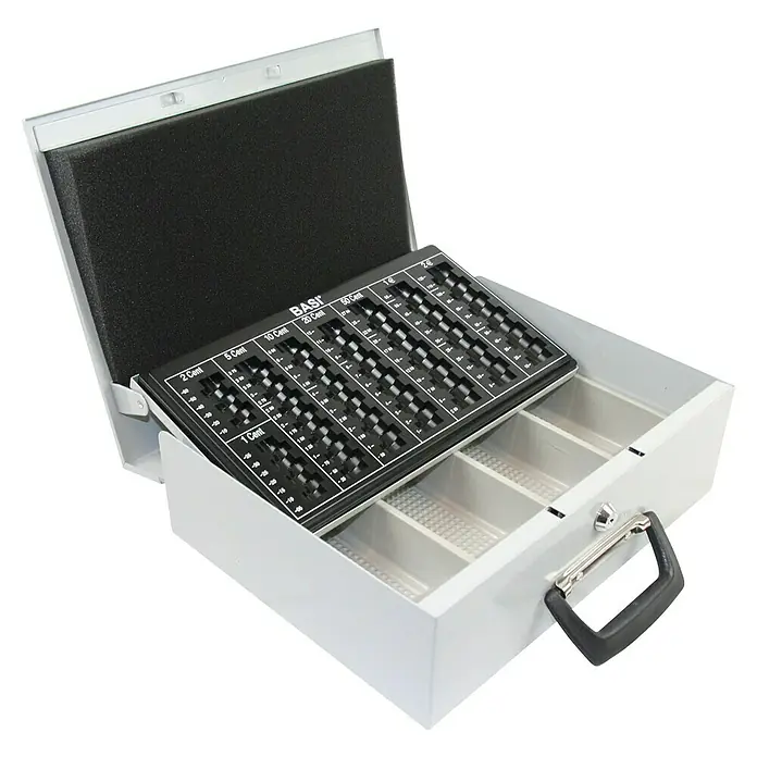 Basi Geldkassette EGK 150 - L x B x H: 35 x 27,5 x 10,5 cm, Grau - Offene Geldkassette aus Metall mit schwarzem Münzsortierer und Fach für Geldscheine. Schwarzer Tragegriff.