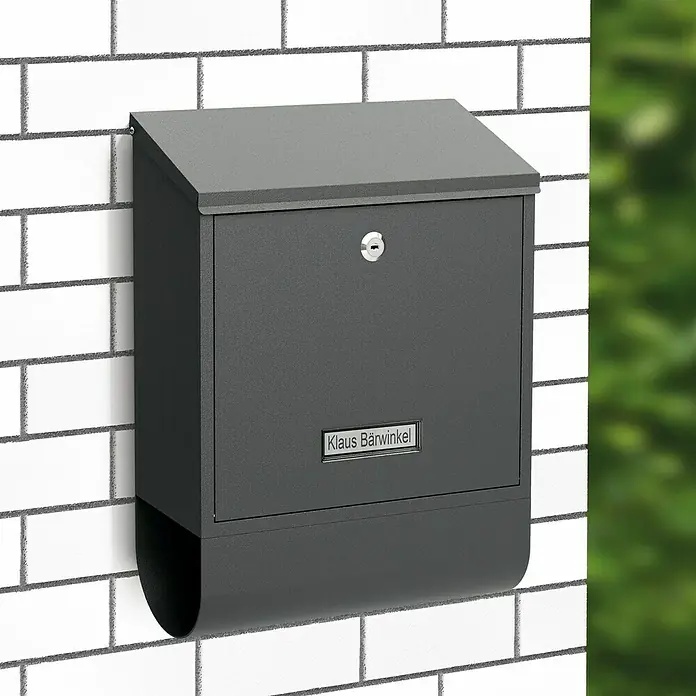 Basi Wandbriefkasten BK 300 M - L x B x H: 11,8 x 30,1 x 38,6 cm, Anthrazit, Stahl, Zeitungsfach - Dunkelgrauer Wandbriefkasten mit Schloss und Namensschild 'Klaus Bärwinkel'.