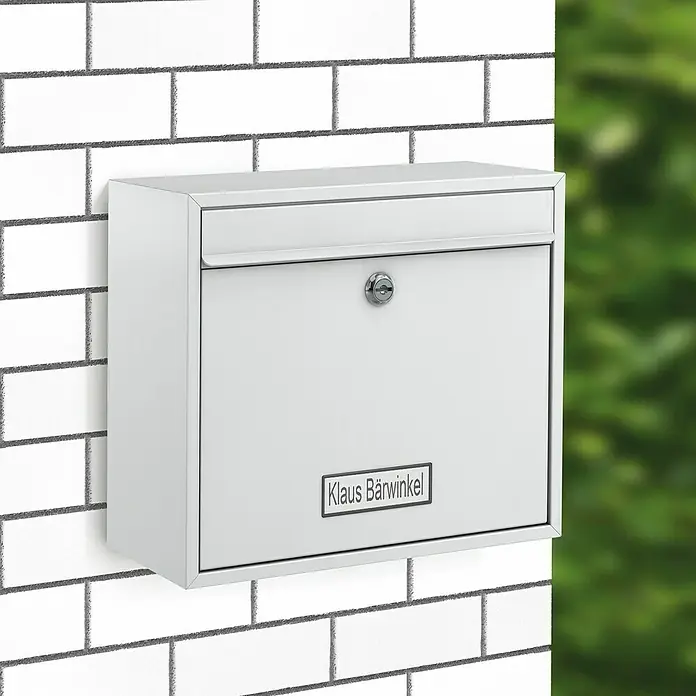 Basi Wandbriefkasten BK 900 - L x B x H: 15 x 36 x 31 cm, Weiß, Stahl, Namensschild - Weißer Metallbriefkasten mit Schloss und Namensschild 'Klaus Bärwinkel'.