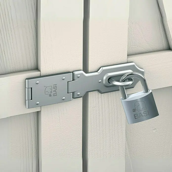 Basi Sicherheitsüberfalle SF 10 - L x B: 160 x 35 mm, Verzinkt - Silberner BASI Überwurfriegel und Vorhängeschloss sichern zwei helle Holztüren.