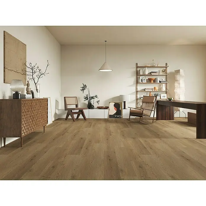 Vinylboden Rigid - Eiche Genf, Landhausdiele, 1.220 x 180 x 3,5 mm - Natürlicher Holzboden in hellem Braunton, in einem modernen Raum verlegt.