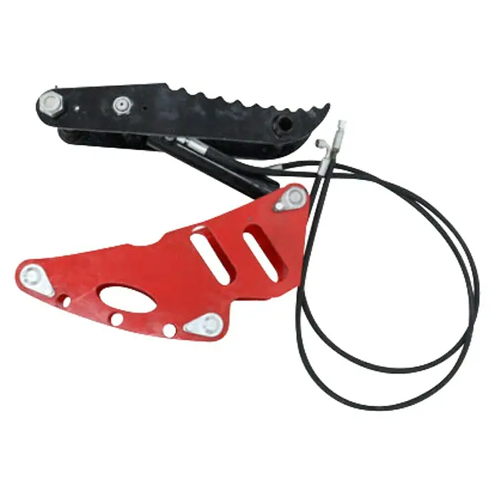 HZC Power Baggerdaumen HBGD - Passend für: HZC Power Minibagger - Rote Metallhalterung und schwarze gezackte Fußpedalbaugruppe mit Verbindungskabeln.
