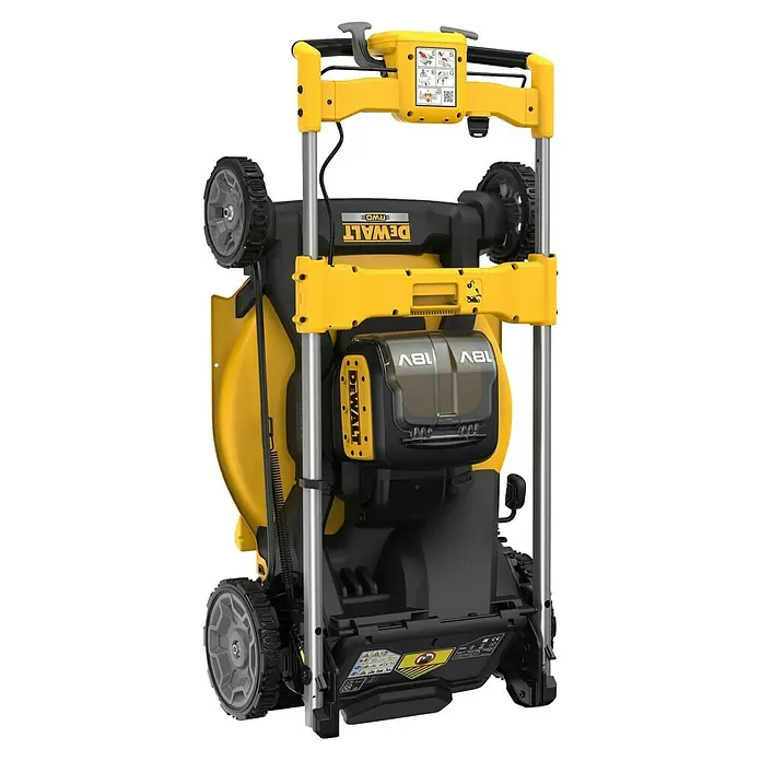 DeWalt XR 18V Akku-Rasenmäher DCMWSP156N-XJ - 18 V, Ohne Akku, Schnittbreite: 53 cm - Gelber und schwarzer DeWalt Akku-Rasenmäher, vertikal gelagert. Zwei 18V-Akkus sind sichtbar.