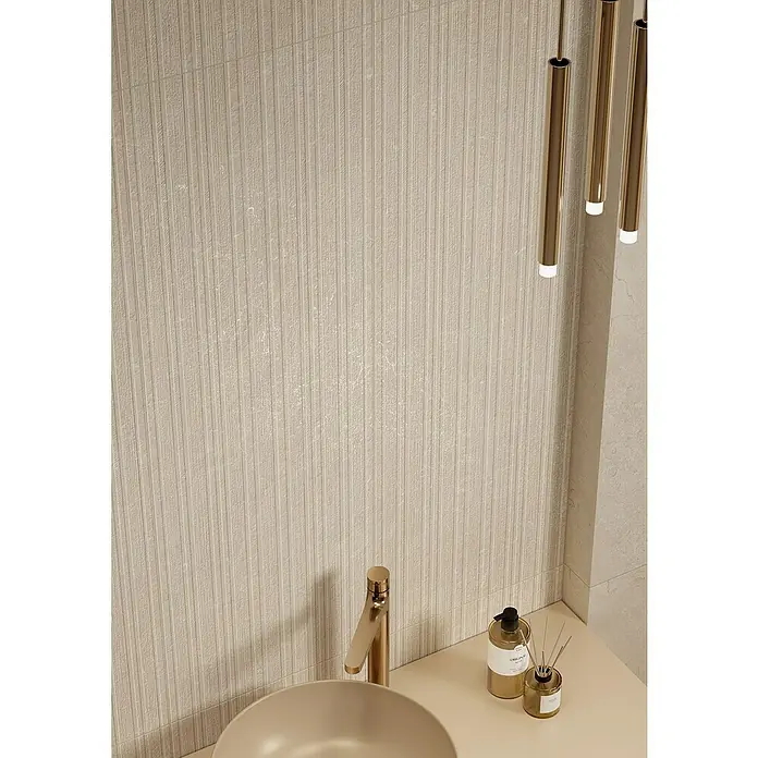 Wandfliese Manresa Lines - 39,8 x 119,8 cm, Beige, Matt - Strukturierte beigefarbene Wandfliesen mit vertikalem Rippenmuster, als Hintergrund in einem modernen Badezimmer.