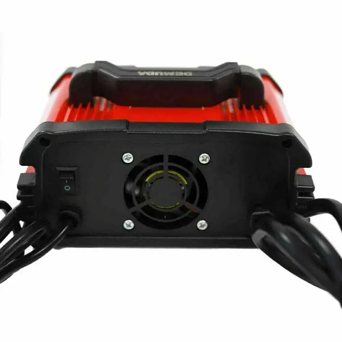 HZC Power Ladegerät für Minibagger SLM10 - Passend für: HZC Power Minibagger - Rotes und schwarzes Ladegerät mit hinterem Lüfter und Netzschalter.