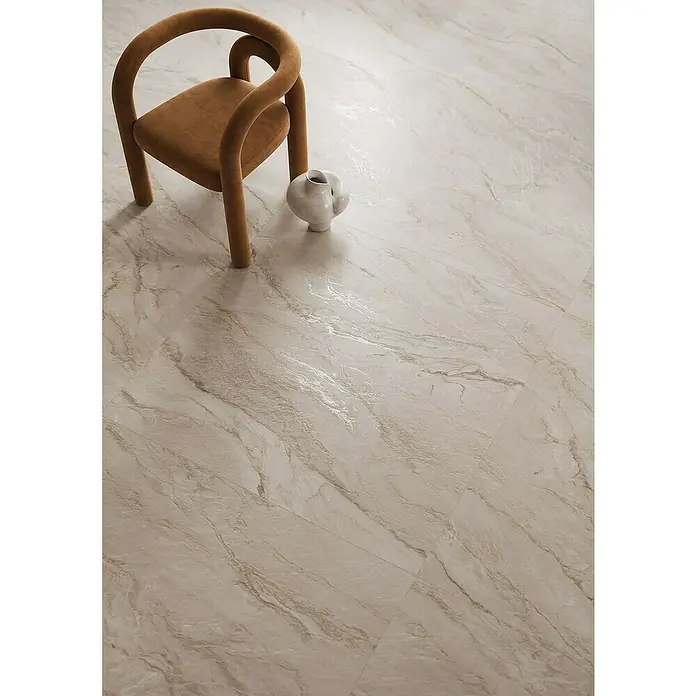 Feinsteinzeugfliese Velluto - 59,8 x 119,8 cm, Grau, Matt - Helle beige Marmoroptik-Bodenfliesen mit dezenter Äderung.