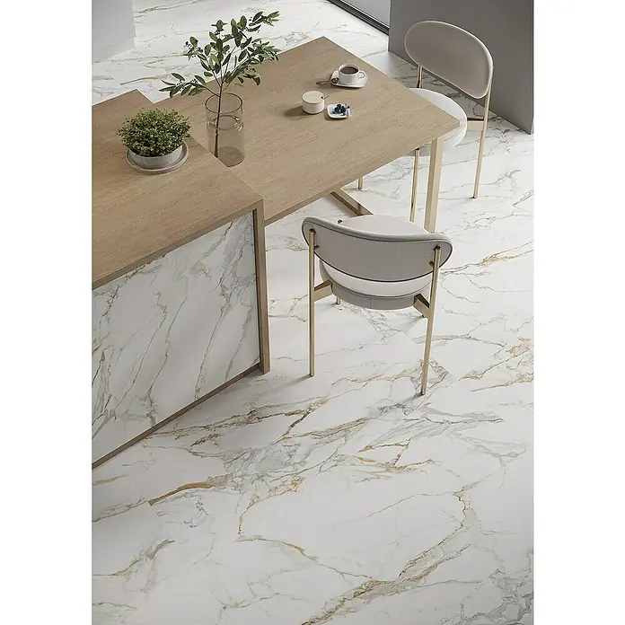 Feinsteinzeugfliese Calacatta Arabesco - 59,8 x 119,8 cm, Grau, Matt - Weiße Marmor-Effekt-Bodenfliesen mit markanten goldenen und grauen Maserungen, die einen eleganten Boden in einer modernen Küche bilden.