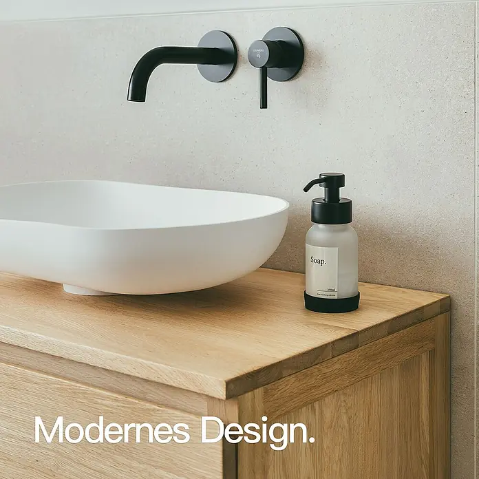 Designfabrik Hamburg Seifenspender - Edelstahl, Schwarz/Satiniertes Glas - Modernes Badezimmer mit weißem Waschbecken, Holzunterschrank, schwarzem Wandhahn und Seifenspender.