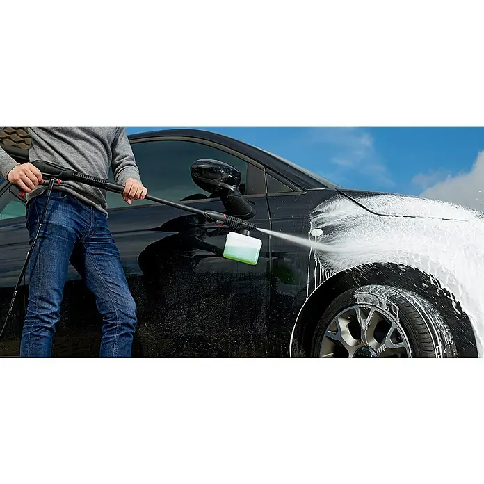Bosch Hochdruckreiniger EasyAquatak 110 - 1.300 W, Max. Druck: 110 bar, Fördermenge: 330 l/h - Eine Person wäscht ein schwarzes Auto mit einem Hochdruckreiniger mit Schaumdüse.