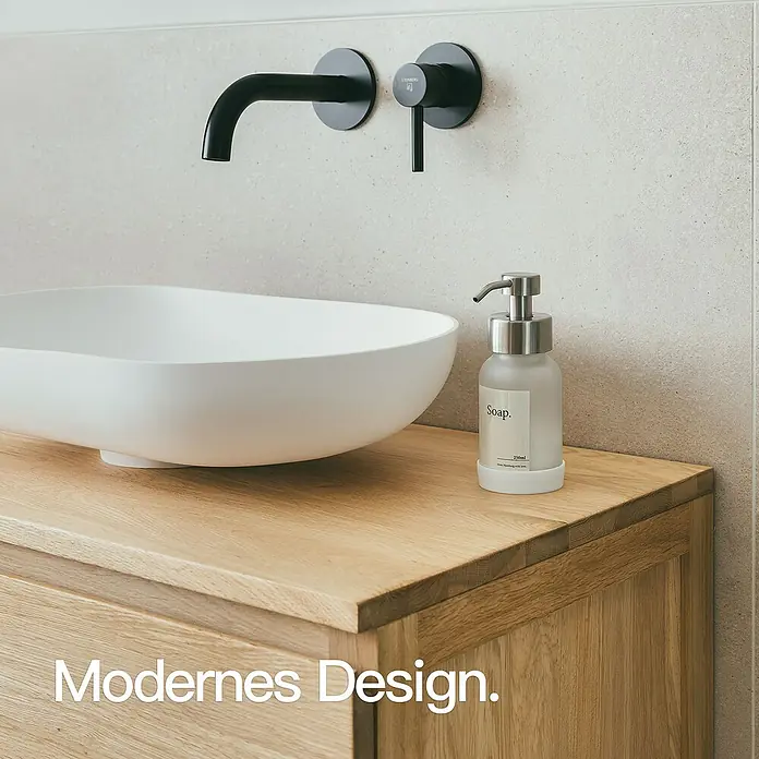 Designfabrik Hamburg Seifenspender - Edelstahl, Silber/Satiniertes Glas - Modernes Bad mit schwarzer Wandarmatur, weißem Aufsatzwaschbecken und heller Holzwaschtischplatte. Ein matter Seifenspender steht auf der Arbeitsplatte.