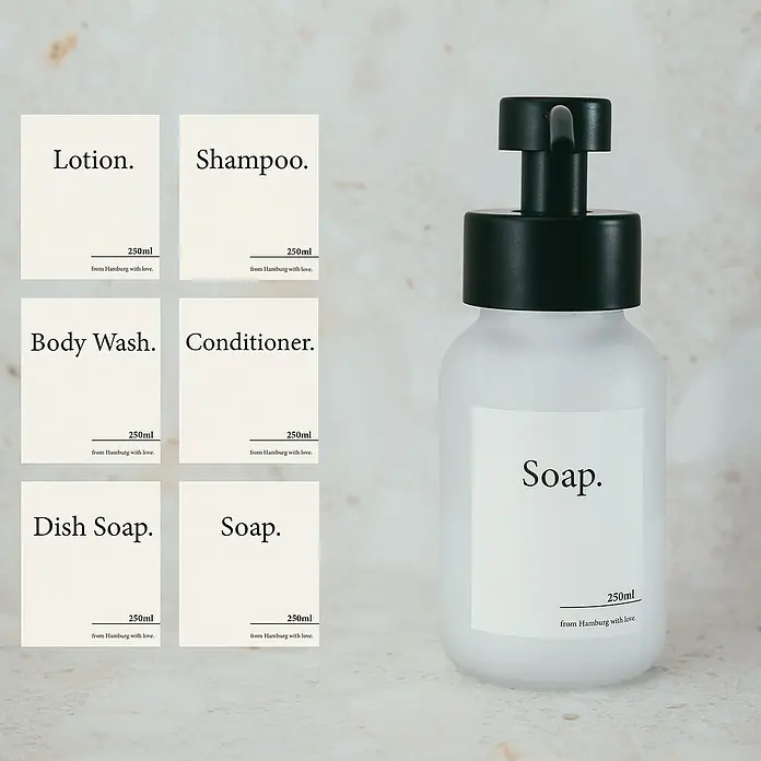 Designfabrik Hamburg Seifenspender - Edelstahl, Schwarz/Satiniertes Glas - Weiße Milchglas-Pumpspenderflasche mit schwarzem Spender. Etiketten für Lotion, Shampoo, Seife etc. zeigen 250ml Fassungsvermögen.