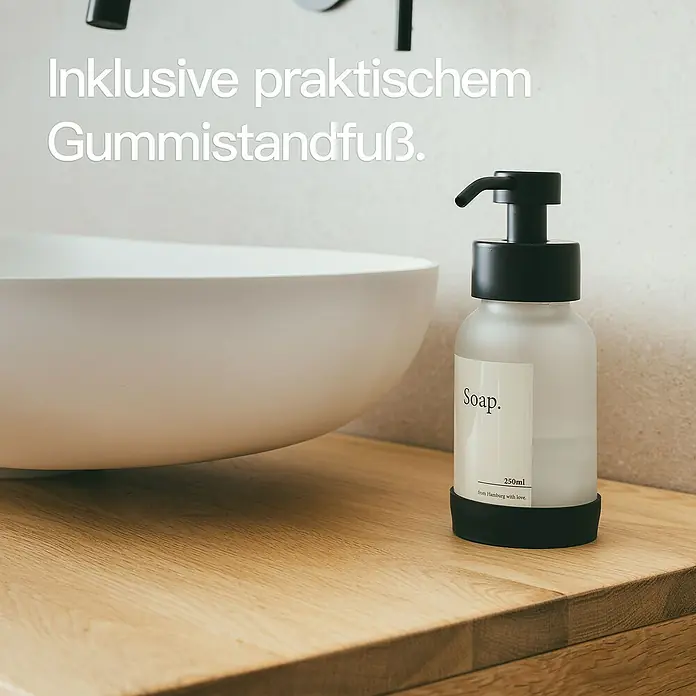Designfabrik Hamburg Seifenspender - Edelstahl, Schwarz/Satiniertes Glas - Seifenspender aus mattiertem Glas mit schwarzer Pumpe und rutschfestem Gummistandfuß auf Holzablage.