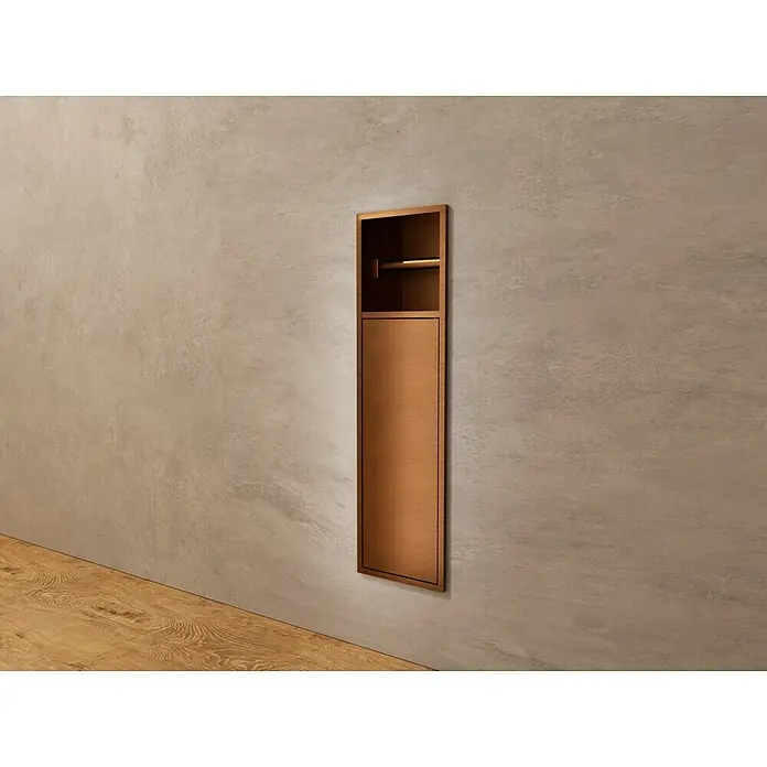 Hornacina Egean - L x An x Al: 10 x 17 x 60 cm, Acero inoxidable, Oro Rosa - Unidad de pared empotrada de bronce con soporte para papel higiénico y almacenamiento, integrada en una pared beige texturizada.