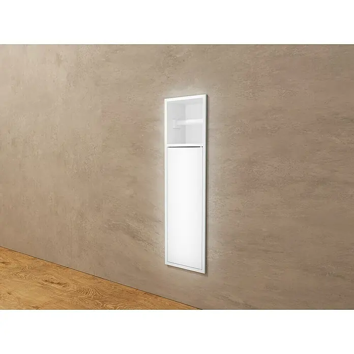 Hornacina Egean - L x An x Al: 10 x 17 x 60 cm, Acero inoxidable, Blanco - Armario de almacenamiento blanco montado en la pared con estante abierto y panel cerrado, sobre pared beige y suelo de madera.