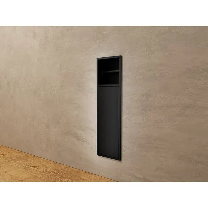 Hornacina Egean - L x An x Al: 10 x 17 x 60 cm, Acero inoxidable, Negro - Armario negro de pared con estante superior abierto y compartimento cerrado, en una pared texturizada sobre un suelo de madera.