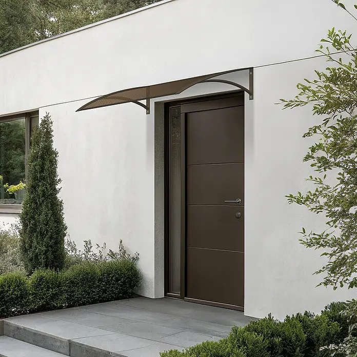 SmartSun Marquesina para puerta Paris - 100 x 80 x 25 cm, Antracita - Marquesina curva tintada en marrón instalada sobre una puerta principal moderna marrón, protegiendo la entrada.