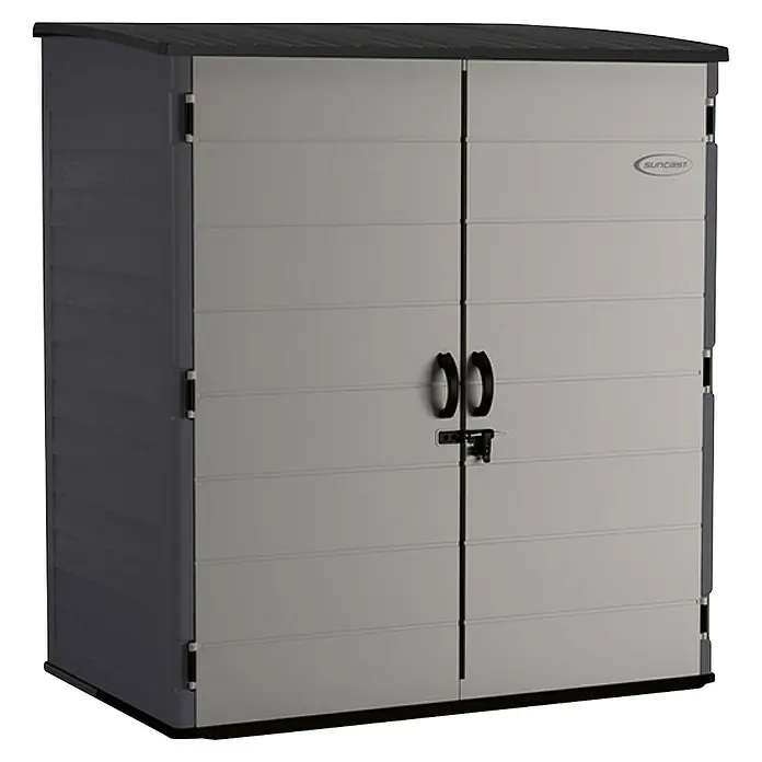 Suncast Geräteschrank - Kunststoff - Grauer und dunkelgrauer Kunststoff-Gartenschrank mit Doppeltüren und schrägem Dach.