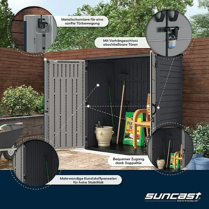 Suncast Geräteschrank - Kunststoff - Dunkelgraues Suncast Gartenhaus mit offenen hellgrauen Türen, zeigt Gartengeräte. Mit mehrwandigen Kunststoffpaneelen.
