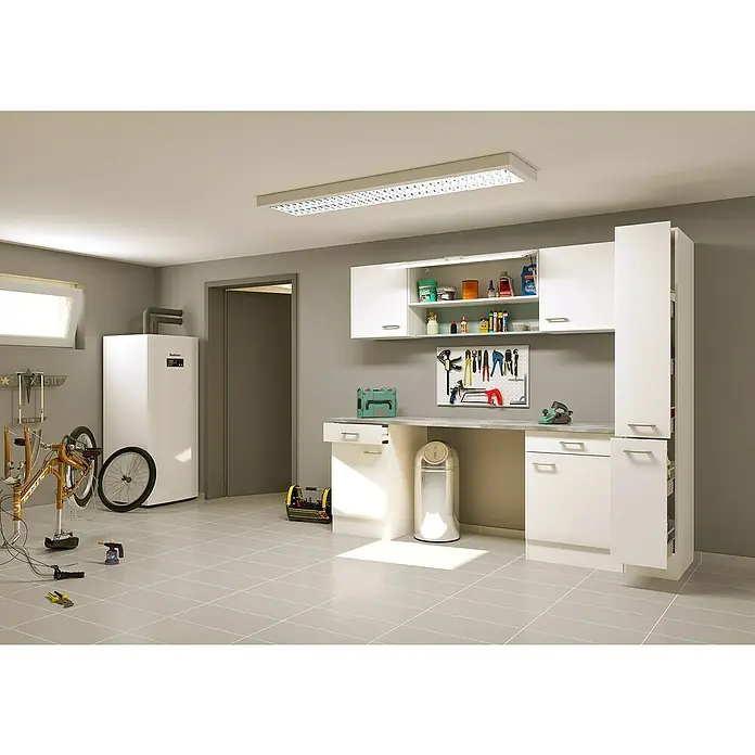 Flex-Well Lucca Kunststoff-Mehrzweckschrank Typ 2 -  - Moderner, organisierter Hauswirtschaftsraum mit weißen Schränken, Werkbank mit Werkzeugen, Buderus Warmwasserspeicher und einem Fahrrad in Reparatur.