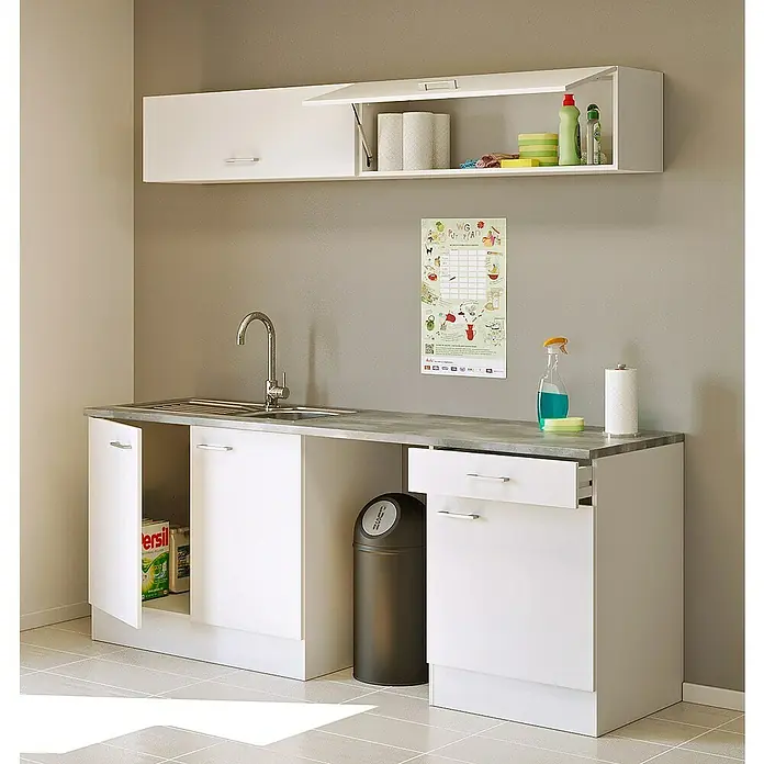 Flex-Well Lucca Kunststoff-Mehrzweckschrank Typ 1 -  - Weiße Hauswirtschaftsraumschränke mit Spüle und grauer Arbeitsplatte. Bieten Stauraum für Reinigungsmittel; ein Schrank und eine Schublade sind offen.