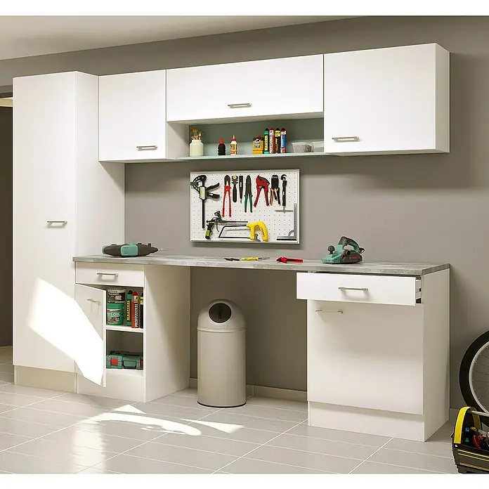 Flex-Well Lucca Kunststoff-Mehrzweckschrank Typ 7 -  - Weißes Garagen-Ordnungssystem mit grauer Werkbank, Hängeschränken und Unterschränken mit Regalen und Schubladen, inklusive Werkzeugwand.