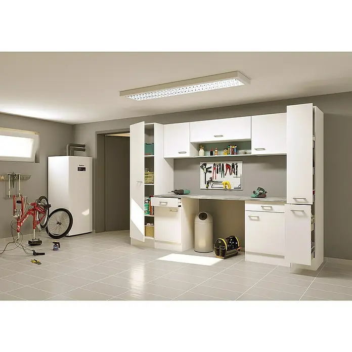 Flex-Well Lucca Mehrzweckschrank Typ 5 - 60 x 290 x 200 cm, Weiß - Organisierte Garagenwerkstatt mit weißen modularen Lagerschränken, Werkbank und Fahrrad.