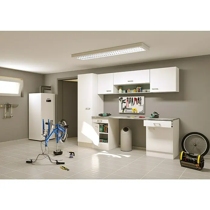 Flex-Well Lucca Kunststoff-Mehrzweckschrank Typ 7 -  - Moderner Garagen-Werkstattraum mit weißen Schränken, grauem Arbeitstisch, Werkzeugen, einem Fahrradständer und einem Warmwasserbereiter.