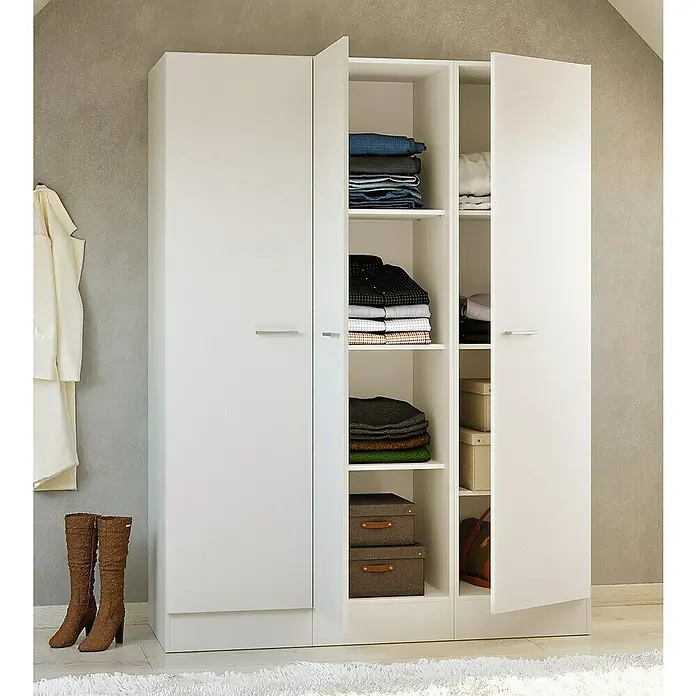 Flex-Well Lucca Hochschrank - B x T x H: 150 x 60 x 200 cm - Weißer dreitüriger Kleiderschrank mit offenen Fächern, gefüllt mit Kleidung und Aufbewahrungsboxen.