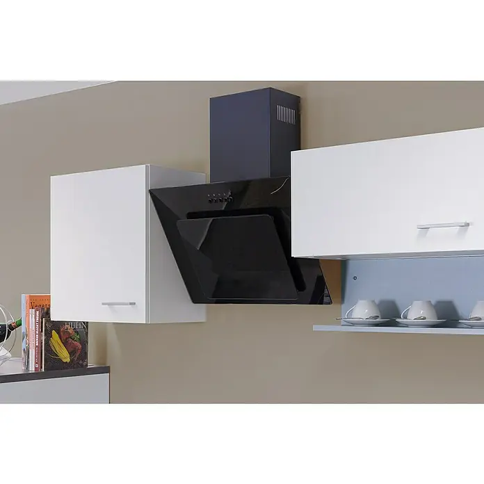 Flex-Well Lucca Küchenzeile - Breite: 270 cm, Weiß, Mit Elektrogeräten - Moderne Küche mit schwarzer Glas-Dunstabzugshaube, dunklem Schacht und weißen Hängeschränken. Offenes Regal mit Tassen, Kochbücher auf Arbeitsplatte.
