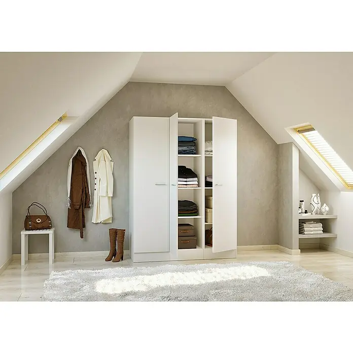 Flex-Well Lucca Hochschrank - B x T x H: 150 x 60 x 200 cm - Weißer modularer Kleiderschrank mit offenen Türen, der gefaltete Kleidung und Aufbewahrungsboxen in einem Dachzimmer mit Schrägen zeigt.