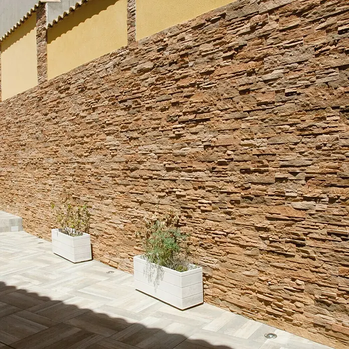 Revestimiento de piedra Petra Mineral - Cantidad total: 4 pzs., Mineral - Pared de piedra decorativa con jardineras exteriores elegantes que realzan el ambiente.\n