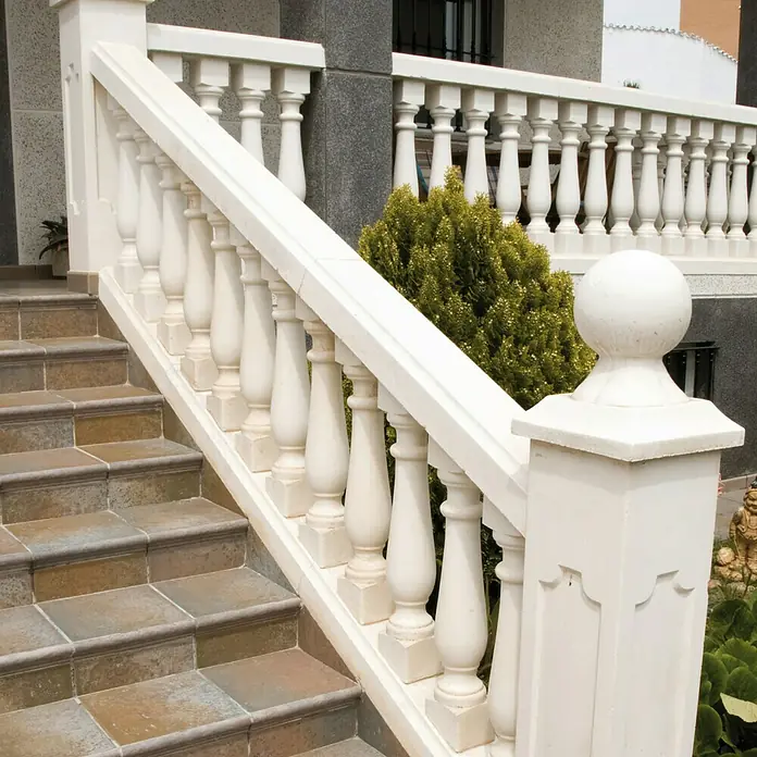 Pasamano Roma - Hormigón - Primer plano de una escalera con barandillas de balaustrada blancas, destacando la elegancia arquitectónica y la alta calidad artesanal.