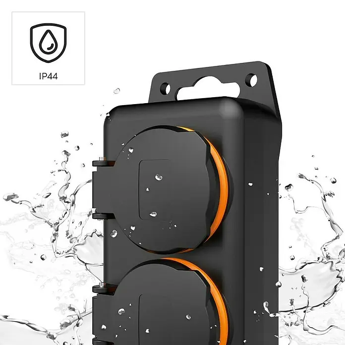 Hama Steckdosenleiste mit Deckel 223065 - Anzahl Steckdosen: 6 Stück, Kabellänge: 2 m, IP20, Schwarz - Schwarze wasserdichte Steckdosenleiste mit orangefarbenen Akzenten und spritzendem Wasser, zeigt IP44 Wasserschutz.