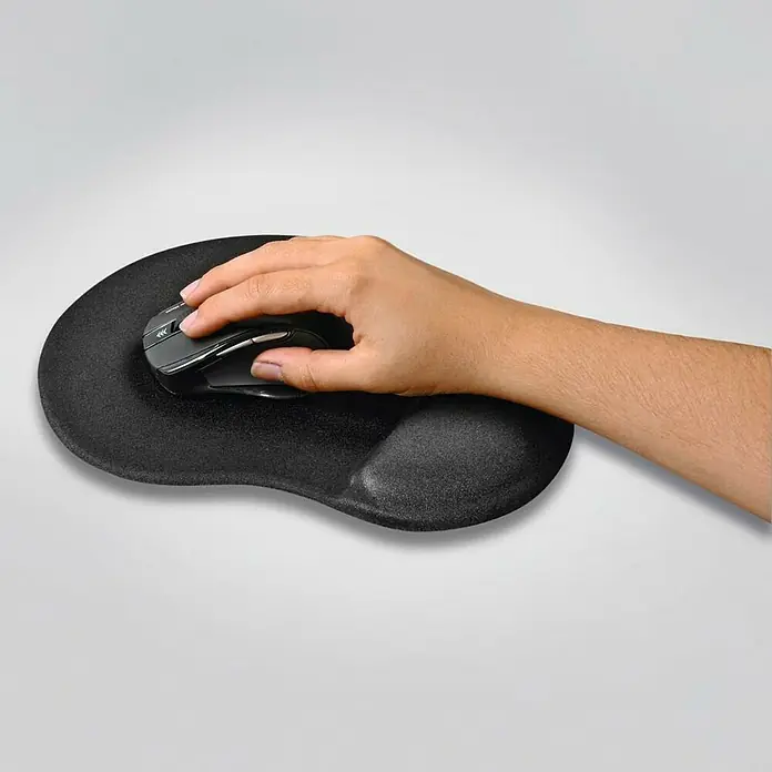 Hama Unterlage Mousepad Ergonomic Mini 54777 - Schwarz, 20 x 23 cm - Schwarzes ergonomisches Mauspad mit integrierter Handgelenkauflage, das von einer Hand mit einer Computermaus benutzt wird.
