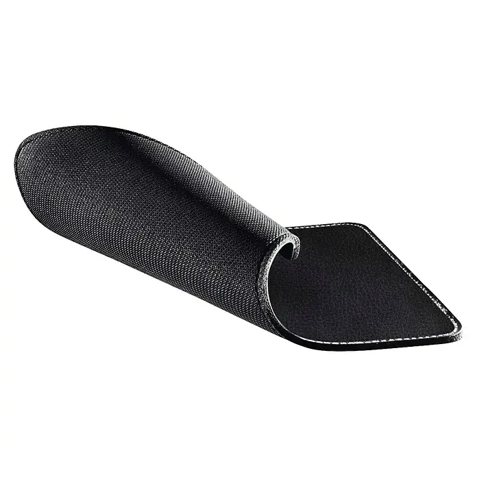 Hama Unterlage Mousepad Kunstleder 00126856 - Schwarz, 18 x 22 cm - Ein schwarzes Mauspad, teilweise aufgerollt, zeigt die gewebte Oberseite und lederähnliche Unterseite mit weißen Nähten.