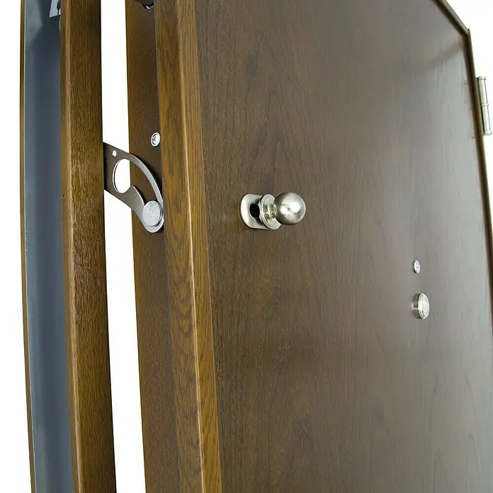 SegureStil Puerta de entrada exterior V500CC Serie V - 90 x 207 cm, Derecha, Nogal, Acorazada - Primer plano de una puerta marrón con pomo plateado, cadena y mirilla, que ofrece seguridad y estilo.