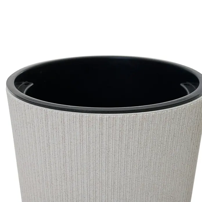 Siena Garden Pflanztopf LOCON STRIPE - Creme, 1 Stk., Außenmaß (Ø x H): 25 x 46,5 cm - Hellbeiger gerippter Pflanztopf mit dunkler gesprenkelter Textur und schwarzem Innenrand.