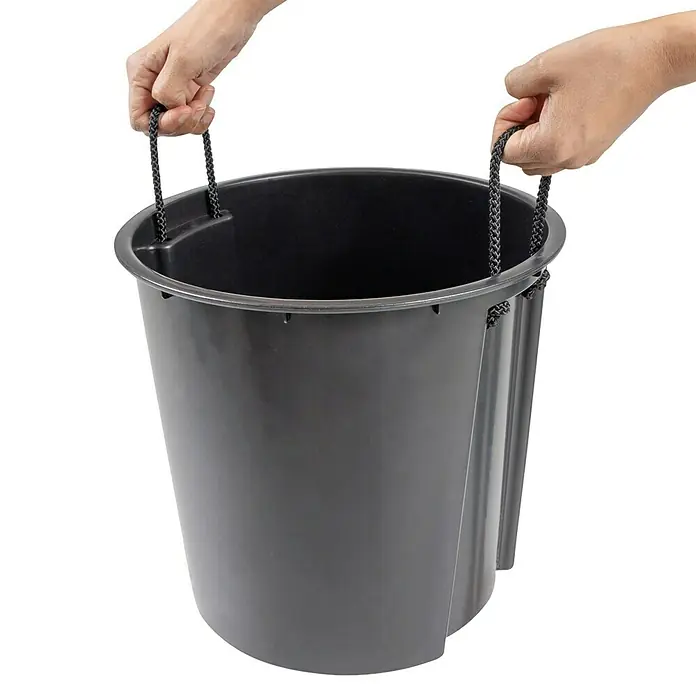 Siena Garden Pflanztopf LOCON STONE - Schwarz, Außenmaß (Ø x H): 25 x 46,5 cm, Kunststoff, 1 Stk. - Zwei Hände halten einen schwarzen Plastikeimer mit geflochtenen Seilgriffen.