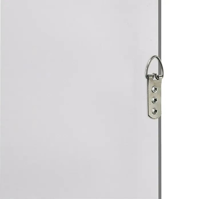 Standspiegel Harriet - 40 x 150 cm, Anthrazit, Holz - Silberner D-Ring Bildaufhänger aus Metall, mit Schrauben an einer weißen Oberfläche befestigt.