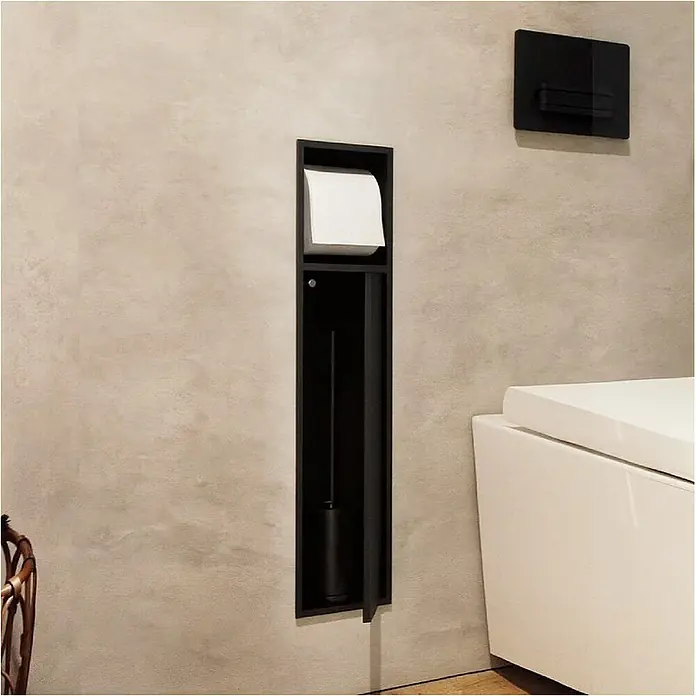 Hornacina Egean - L x An x Al: 10 x 17 x 60 cm, Acero inoxidable, Negro - Unidad empotrada negra en la pared con portarrollos de papel higiénico y escobilla integrada, instalada en un baño moderno junto al inodoro.