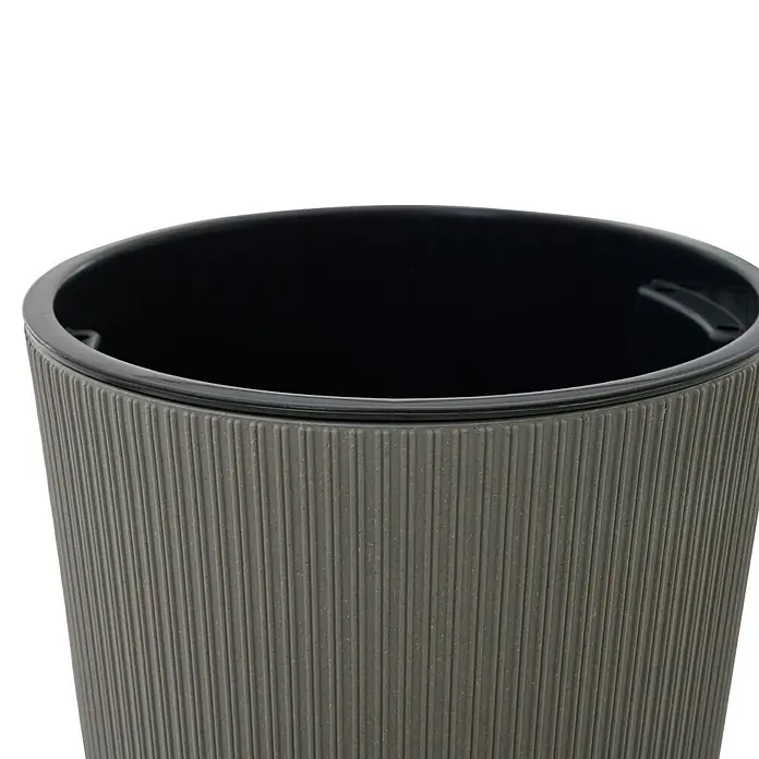 Siena Garden Pflanztopf LOCON STRIPE - Grau, 1 Stk., Außenmaß (Ø x H): 30 x 57 cm - Nahaufnahme eines dunkelgrauen, gerippten Kunststoff-Pflanzgefäßes mit schwarzem Innenrand.