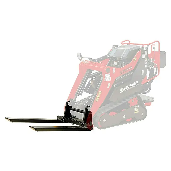HZC Power Palettengabel PKL200 - L x B x H: 103,5 x 55 x 29 cm, Passend für: HZC Power Kompaktlader BKL200 - Schwarzer Gabelstapler-Anbau mit Zinken, montiert an einem verblassten roten und schwarzen Mini-Kompaktlader.