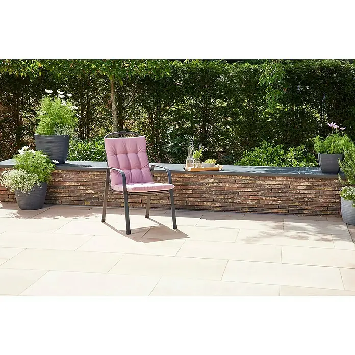 Siena Garden Atria Sitzauflage - L x B x H: 100 x 48 x 8 cm, Altrosa, Polyester, 1 Stk. - Schwarzmetall-Gartenstuhl mit rosa Kissen auf einer Terrasse.
