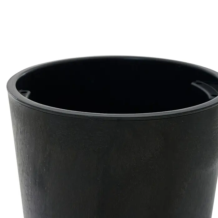 Siena Garden Pflanztopf LOCON STONE - Schwarz, Außenmaß (Ø x H): 25 x 46,5 cm, Kunststoff, 1 Stk. - Nahaufnahme eines schwarzen, texturierten Pflanztopfs mit breitem Rand für Zimmer- oder Gartenpflanzen.