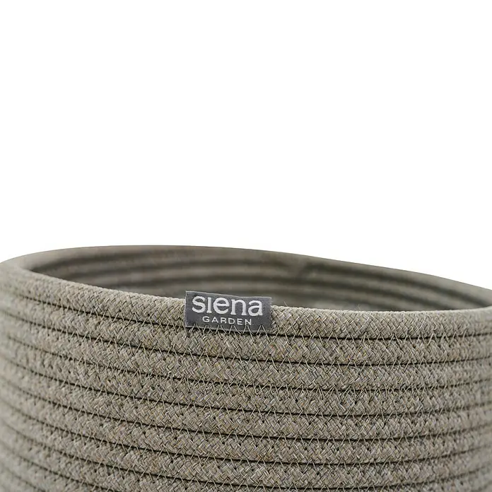 Siena Garden Pflanztopf FIORA - Grau, 1 Stk., Max. Außendurchmesser: 26 cm, Höhe: 25,5 cm - Geflochtener Korb aus beigem und grauem Seil mit „Siena GARDEN“ Etikett.
