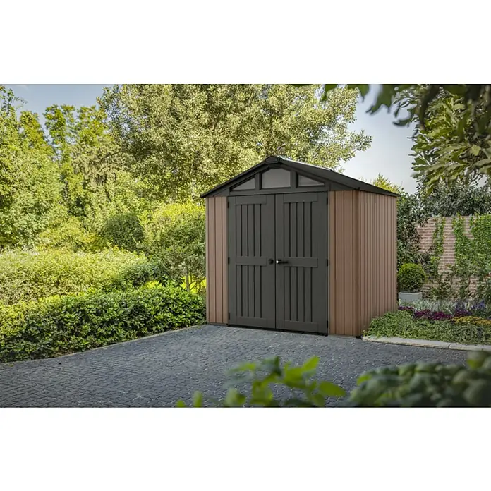 Keter Caseta de jardín Stronghold 8x6 - Medidas ext. (An x Pr): 183 x 248 cm, Plástico, Marrón/Negro, 4,5 m² - Caseta de jardín bicolor con puertas gris oscuro y paneles marrones sobre un área pavimentada.