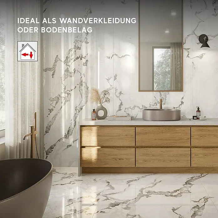 Corso Italia Feinsteinzeugfliese Lunar - 120 x 278 cm, Grau, Glänzend - Badezimmer mit Marmor-Optik Fliesen an Wänden und Boden, mit Holzwaschtisch und Badewanne. Die Fliesen eignen sich für beide Anwendungen.